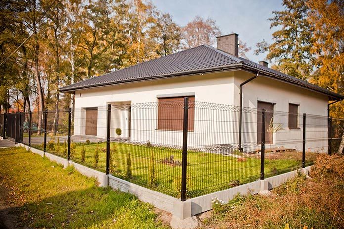 Ogrodzenie posesji – z czego składa się zestaw montażowy ogrodzenia?