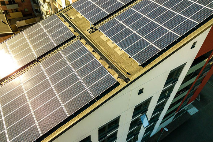 Zalety montażu instalacji fotowoltaicznej na dachu skośnym